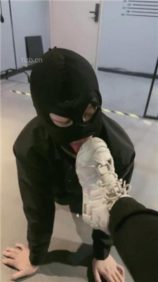 【黑兔】严刑逼供教训犯人-舔脏老爹鞋/吊绑虐打/狗链遛狗 网友原创 第9张