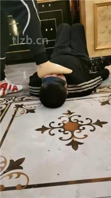 【文文文】KTV开发双素人-舔脏鞋底/踢踹/碾压狗头/闻棉袜踩踏 网友原创 第9张