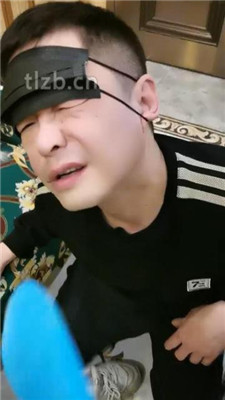 【文文文】KTV开发双素人-舔脏鞋底/踢踹/碾压狗头/闻棉袜踩踏 网友原创 第16张