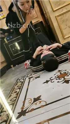 【文文文】KTV开发双素人-舔脏鞋底/踢踹/碾压狗头/闻棉袜踩踏 网友原创 第19张