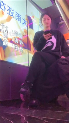 【娩娩大魔王】KTV虐废奴-人肉座椅/耳光/舔脏鞋白袜【完整版】 网友原创 第2张