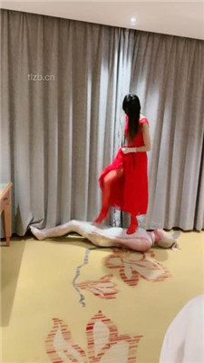 【美娜格格】死亡游戏-保鲜膜包裹/马丁靴踩踏/花样窒息 网友原创 第15张