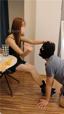 【乔伊】骑马鞭打镜前辱/高跟黑丝踩虐/踩踏面包喂食/坐脸窒息 网友原创 第13张