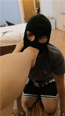 【乔伊】骑马鞭打镜前辱/高跟黑丝踩虐/踩踏面包喂食/坐脸窒息 网友原创 第19张