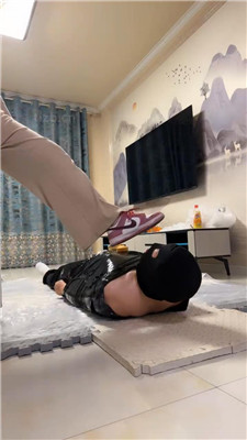 【精神小妹】双S-胶带全包木乃伊狗-踩踏喂食【完整版】-HD绳艺资源网