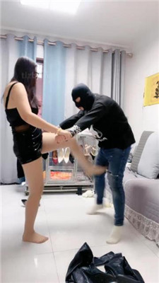 【伊兮夫妻】长靴S-虐废绿帽老公-提档耳光/胯下辱/臭脚捂脸 网友原创 第12张