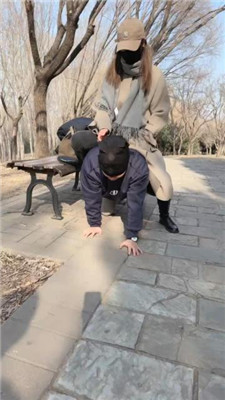 【苒溪】公园遛狗-骑马提档/耳光口水/舔鞋/磕头转胯/皮鞋踩狗头 网友原创 第20张