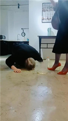 【绯闻王妃】圈养狗犬化爬行/打手心/重口强制喂食 艾彩调教库 第12张