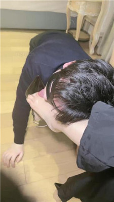 【妆主大大】绿帽老公伺候妻主就寝 艾彩调教库 第20张