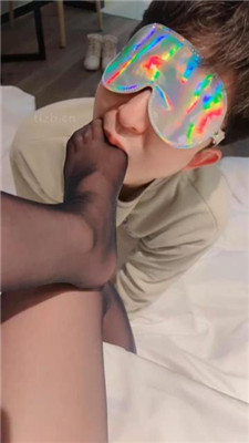 【七七】品尝姐姐的黑丝玉足 艾彩调教库 第4张