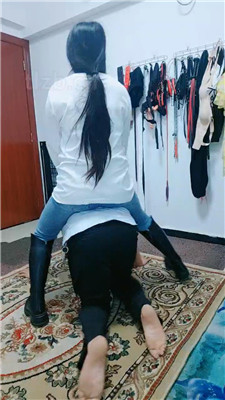 【西安欣】跪舔脏长靴/喂口水/臭脚捂脸/骑马 艾彩调教库 第5张