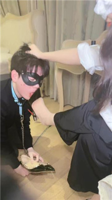 【妆主大大】绿帽老公伺候妻主就寝 艾彩调教库 第23张