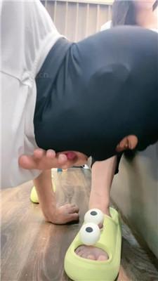 【七七】抽耳光/舔脏运动鞋/白袜脚捂脸/sp/转胯/掐乳 艾彩调教库 第13张
