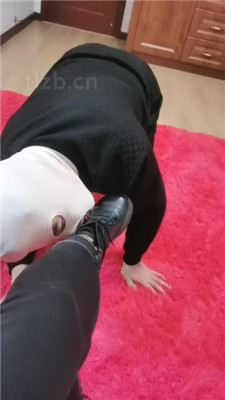 【凌儿女神】臭脚捂脸窒息/踩踏/骑马骑脖 艾彩调教库 第4张