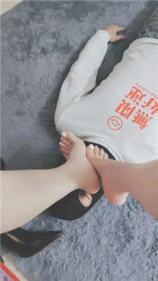 【灵竹】高跟裸足碾压踩/恋足舔 艾彩调教库 第11张