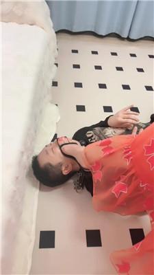 【猫咪大大】狗链拴住遛狗/骑马鞭打/清理脏鞋底/舔地板/圣水内裤 艾彩调教库 第17张