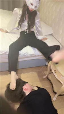 【妆主大大】绿帽老公伺候妻主就寝 艾彩调教库 第12张