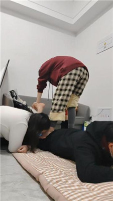 【樱樱】情侣主-让闺蜜下跪伺候-骑狗背/踩踏/奴下奴【四】 艾彩调教库 第5张