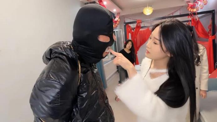 【精神小妹】校园暴力-素人4S学生-暴力踢踹【下】 艾彩调教库 第2张