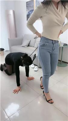 【晚晚】开发女慕-胯下羞辱/骑马遛狗/啃舔脚 艾彩调教库 第4张