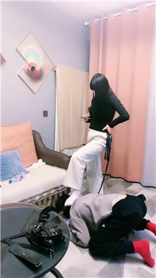 【大小姐S】牵狗链/跪舔脏鞋白袜/强制闻鞋 艾彩调教库 第6张