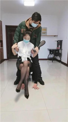 【凌儿女神】绿帽老公伺候情侣主 艾彩调教库 第12张