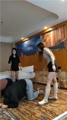 【小雅老师】双S虐双奴-长靴踢踹踩踏/脚插嘴/磕头/【双视角版】 艾彩调教库 第19张