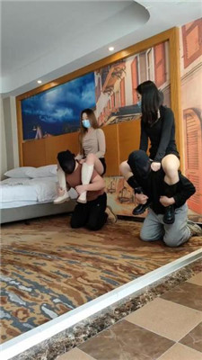 【小雅老师】双主VS双奴-骑马比赛/坐垫俯卧撑/踩踏【双视角版】 艾彩调教库 第9张