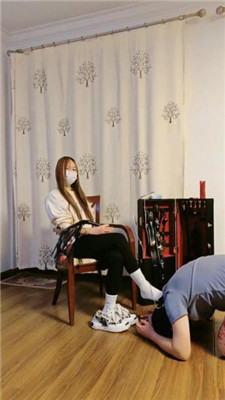 【乔伊】鞭打/运动鞋白袜辱/踩踏/掐乳 艾彩调教库 第13张