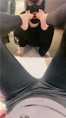 【沐阳大小姐】重度鞭打/腿绞窒息/胯下辱/闻舔超臭白袜/狗嘴夹脚趾 艾彩调教库 第25张