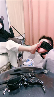 【大小姐S】牵狗链/跪舔脏鞋白袜/强制闻鞋 艾彩调教库 第9张
