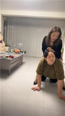 【冰色】恶毒继母-高跟肉丝脚踩狗儿子/口水鞋底 艾彩调教库 第3张