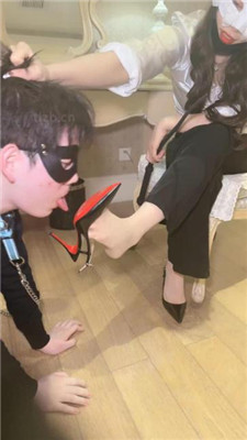 【妆主大大】绿帽老公伺候妻主就寝 艾彩调教库 第18张