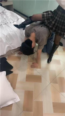 【纯一】双S-长靴狂舔/踩踏/转胯/臭脚捂脸【双视角完整版】 艾彩调教库 第23张
