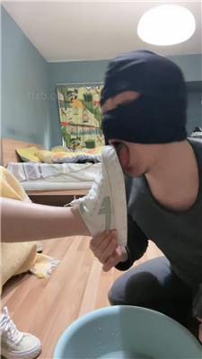 【黑泽兮】狗舌清理脏运动鞋白棉袜 艾彩调教库 第3张