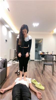 【七七】抽耳光/舔脏运动鞋/白袜脚捂脸/sp/转胯/掐乳 艾彩调教库 第14张