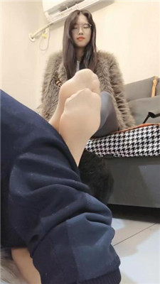 【嘉妮】当脚垫/长靴肉丝踩/臭脚捂脸 艾彩调教库 第4张