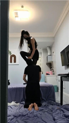 【皮皮】暴击虐-腿绞窒息/飞踹/全体重踩踏/虐乳 艾彩调教库 第20张