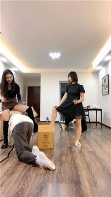 【七七S】姐妹花S-长靴/小白鞋白棉袜/散鞭鞭打/转胯【双视角版】 艾彩调教库 第17张