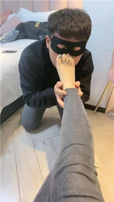 【魅儿】吮吸脚趾/运动鞋白袜虐/裸足深喉-HD绳艺资源网