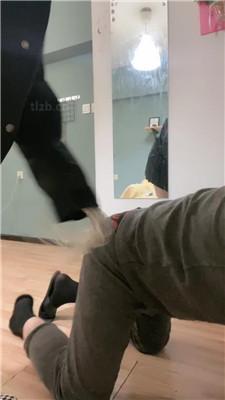 【黑泽兮】棋盘格黑棉袜踩虐绿帽 艾彩调教库 第4张