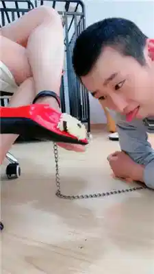【缘彼大大】藤条重抽/脚喂食/圣水洗脚水口水/耳光 艾彩调教库 第16张