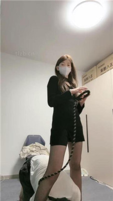 【樱子大人】狗链遛狗/转胯骑马/掐乳/鞭打/踩踏 艾彩调教库 第16张