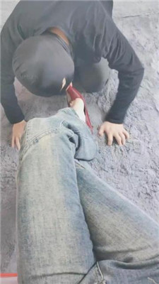 【灵竹】红高跟恋足跪舔/吮吸脚趾 艾彩调教库 第3张