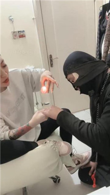 【小月牙】纹身女S-滴蜡/运动鞋踩虐/鞭打/脚喂食 艾彩调教库 第3张