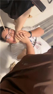 【江江】双S-闻舔臭脚丫/踩踏/提档转胯 艾彩调教库 第4张