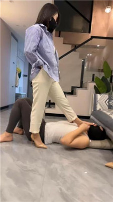 【辣姐】磕头求虐/转胯狗爬/丝袜脚诱惑/高跟踩乳 艾彩调教库 第25张