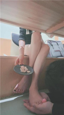 【盛捷女王】桌底视角伺候主人吃饭【续集】 艾彩调教库 第4张