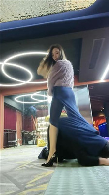【咩祖】超高跟肉丝玩虐/骑马/喂口水/插嘴脚捂脸 艾彩调教库 第5张