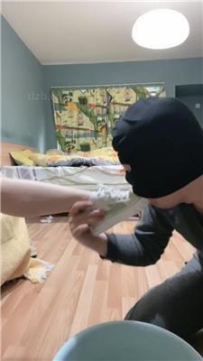 【黑泽兮】狗舌清理脏运动鞋白棉袜 艾彩调教库 第4张